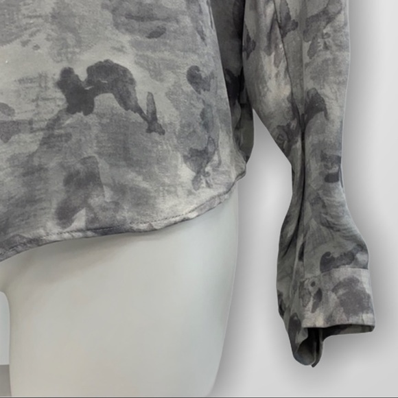 ARITZIA Babaton Button Down Blouse Size Small - Picture 5 of 11